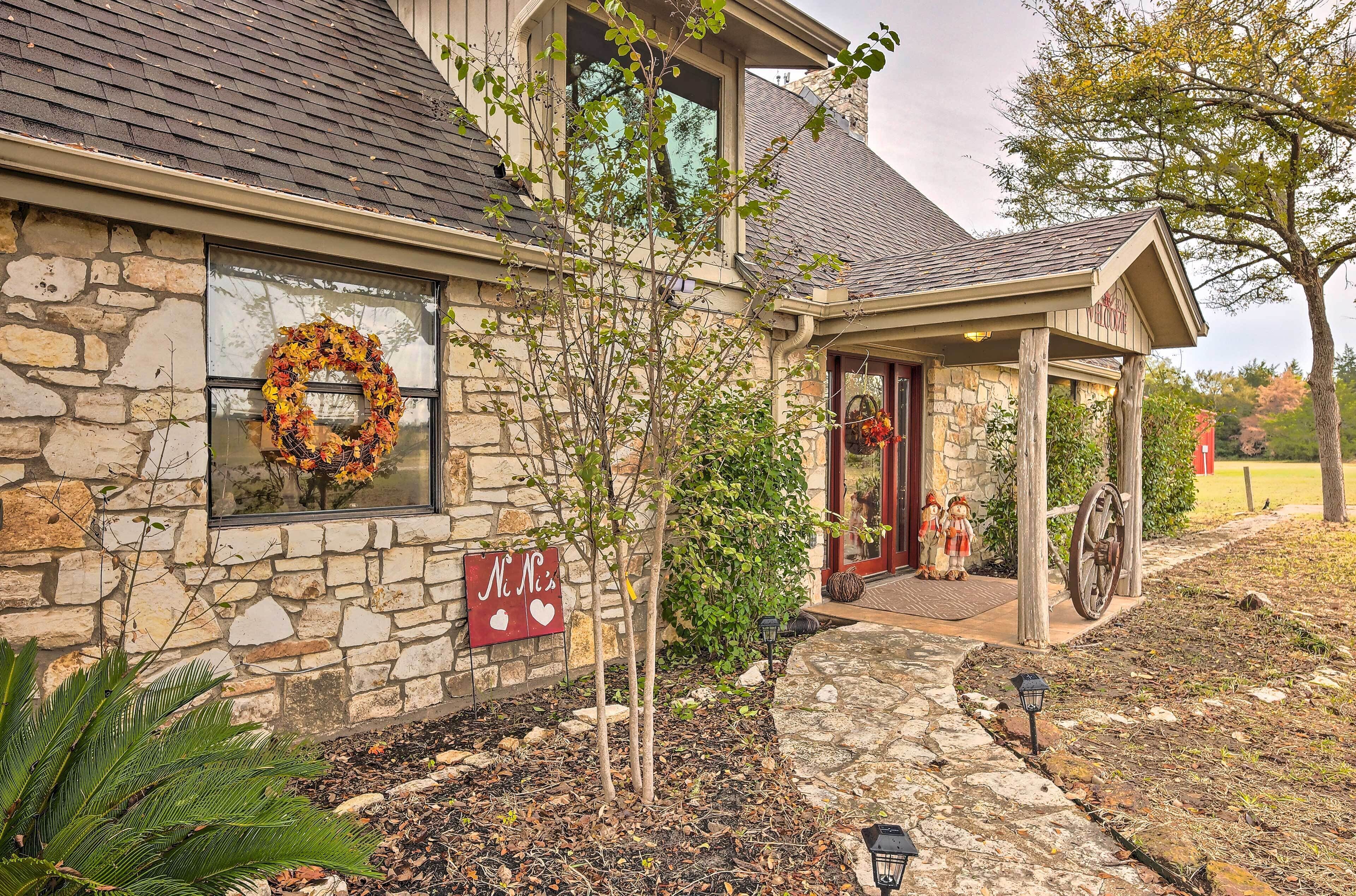 'nini's Love' Cottage w/ Deck + Fishing Pond!