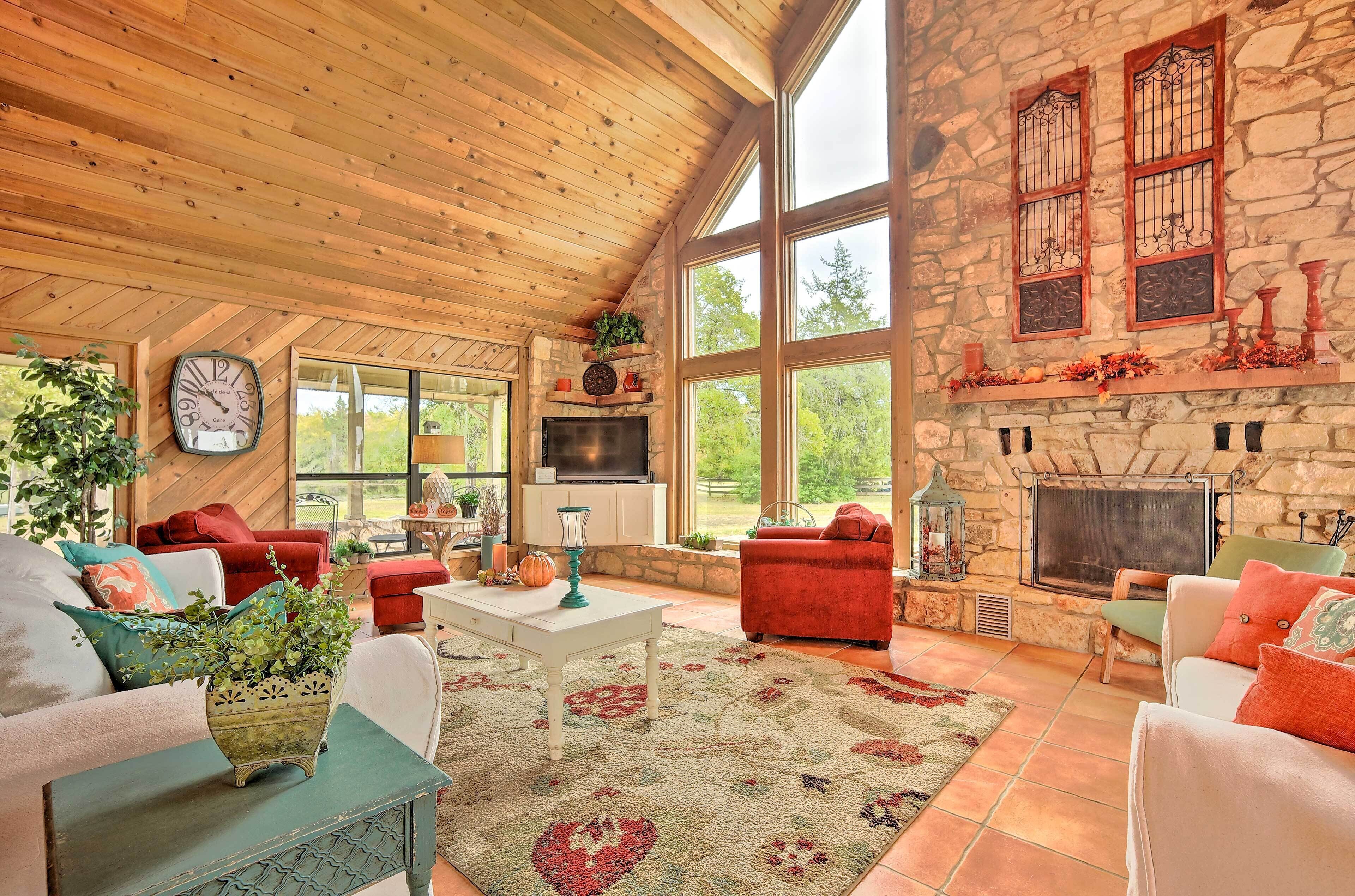 'nini's Love' Cottage w/ Deck + Fishing Pond!