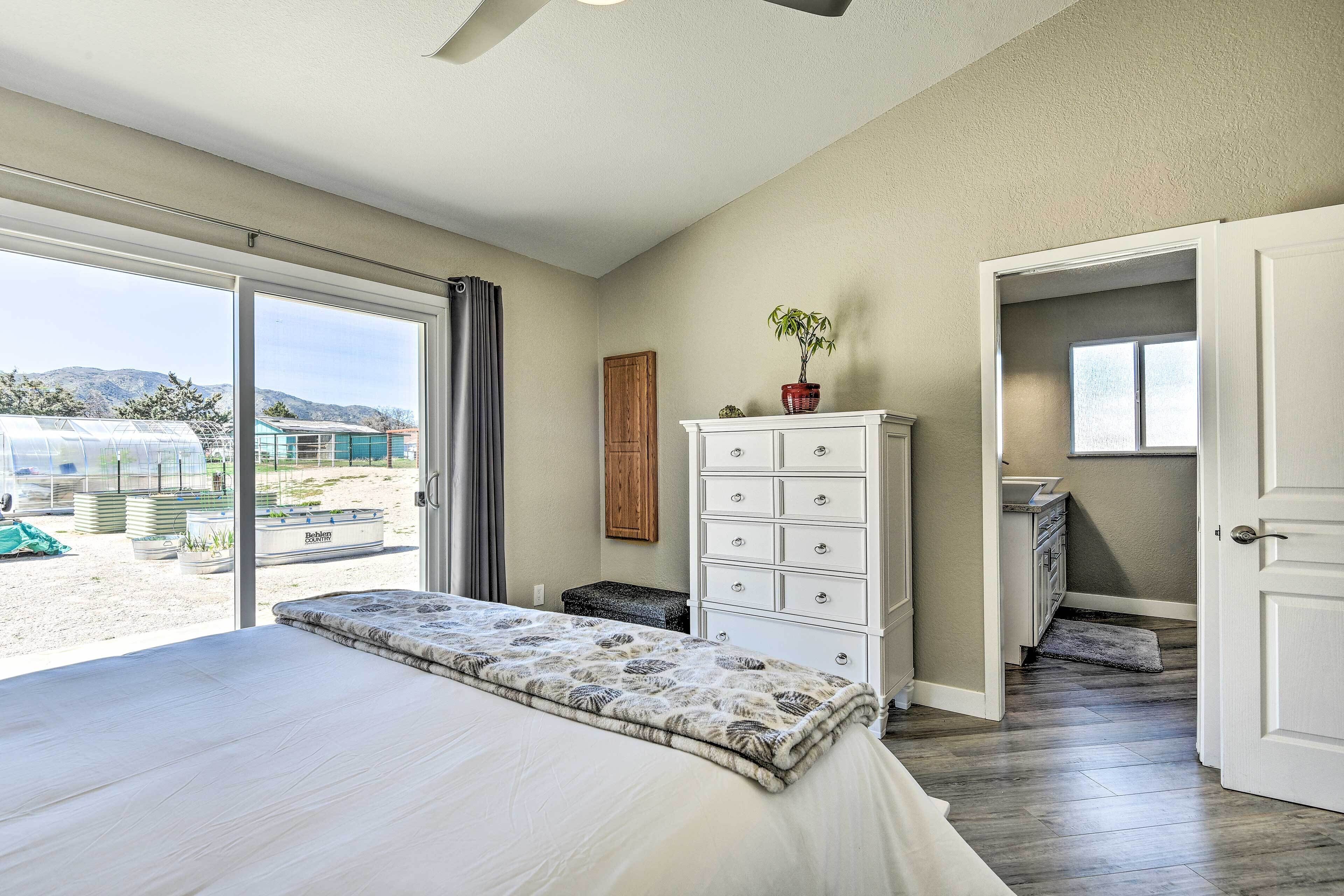 Newly Updated, Dog-friendly Peakview House!