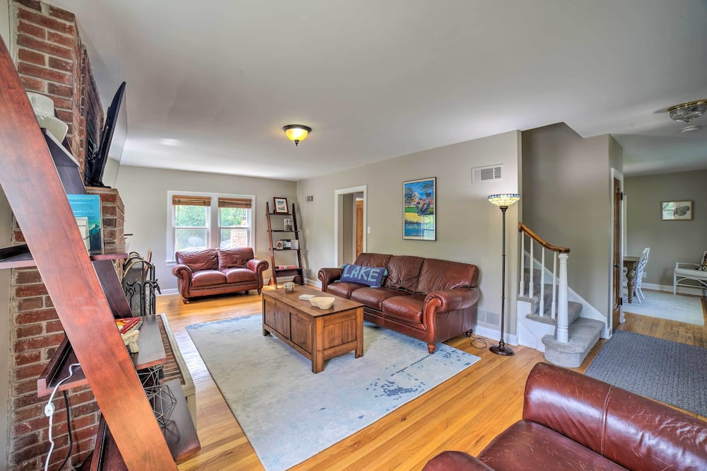 Pet-friendly Lake Getaway: 1 Block to Beach! - Hermit Park