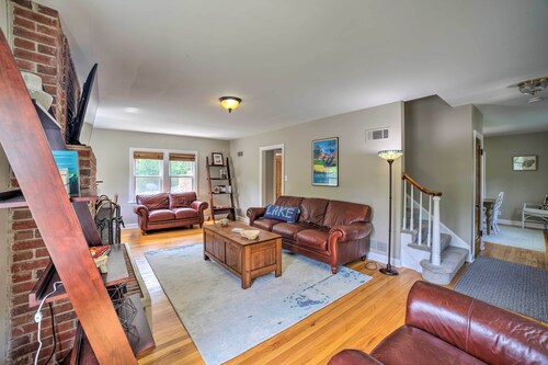 Pet-friendly Lake Getaway: 1 Block to Beach!