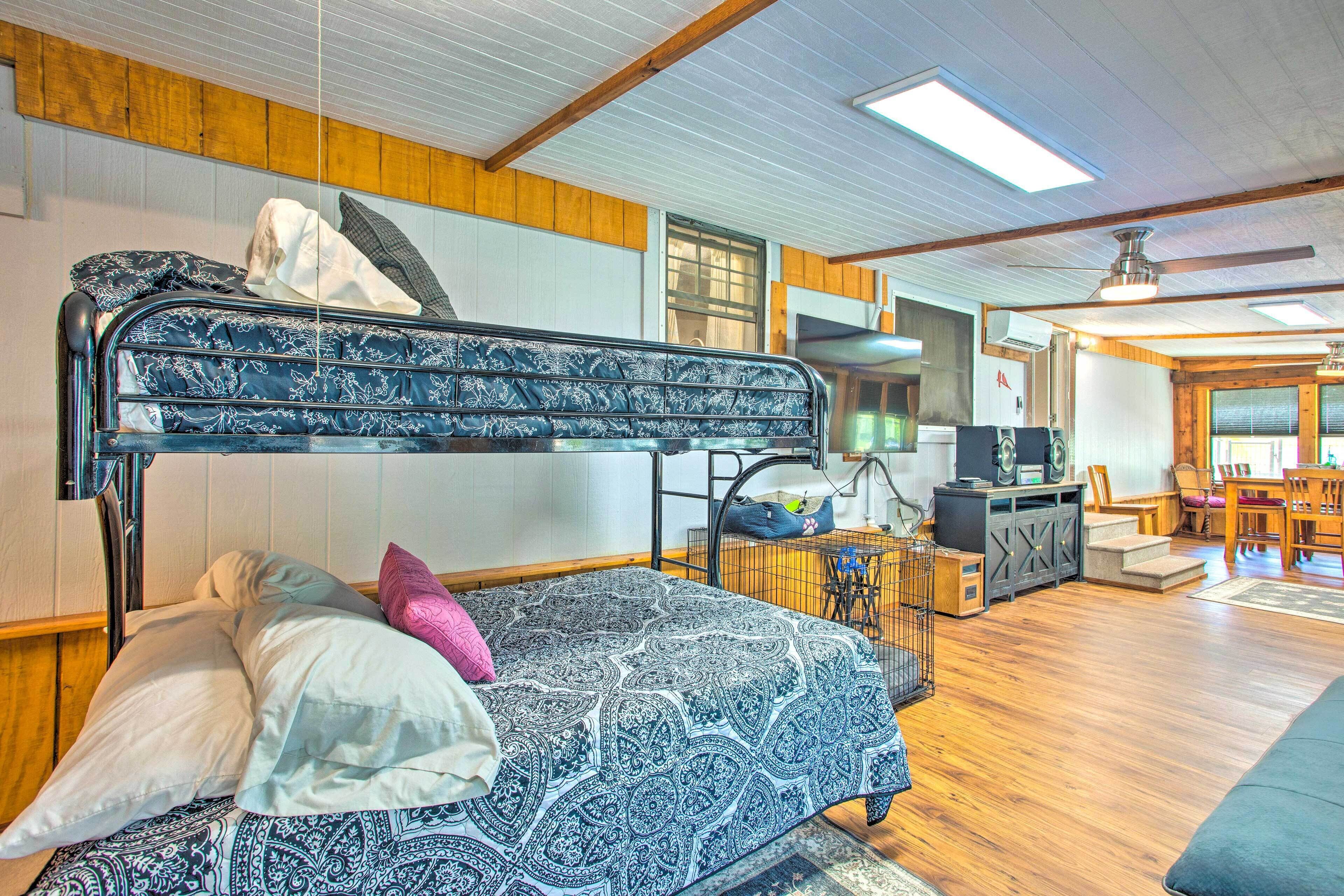 Pet-friendly Kingston Getaway w/ Boat Dock!