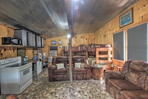 Apartment (0 Bedroom) | Interior - Pet-friendly Vacation Rental in Braymer! (Braymer)