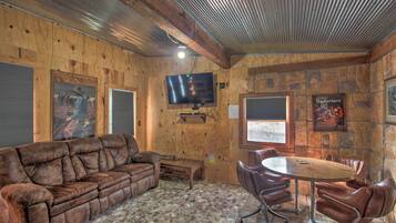 Apartment (0 Bedroom) | Living area | TV