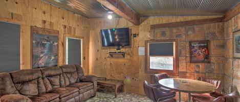 Apartamento (0 Bedroom) | Zona de estar | Una televisión