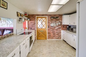 Hus (4 Bedrooms) | Eget kök | Mikrovågsugn, ugn, spishäll och diskmaskin