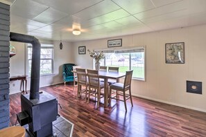 Dining - Pet-friendly Home w/ Yard & Mountain Views! (Polson)