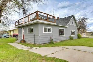 Exterior - Pet-friendly Home w/ Yard & Mountain Views! (Polson)