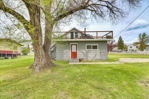 Exterior - Pet-friendly Home w/ Yard & Mountain Views! (Polson)