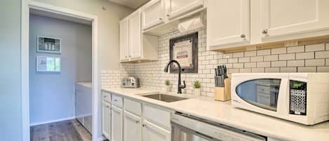 Apartment (3 Bedrooms) | Private kitchen | Microwave, oven, stovetop, dishwasher