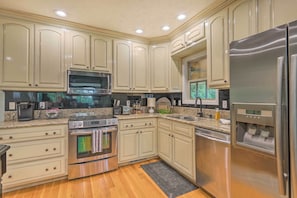 House (4 Bedrooms) | Interior - Pickwick Lake Home w/ Screened-in Porch, Dock (Savannah)