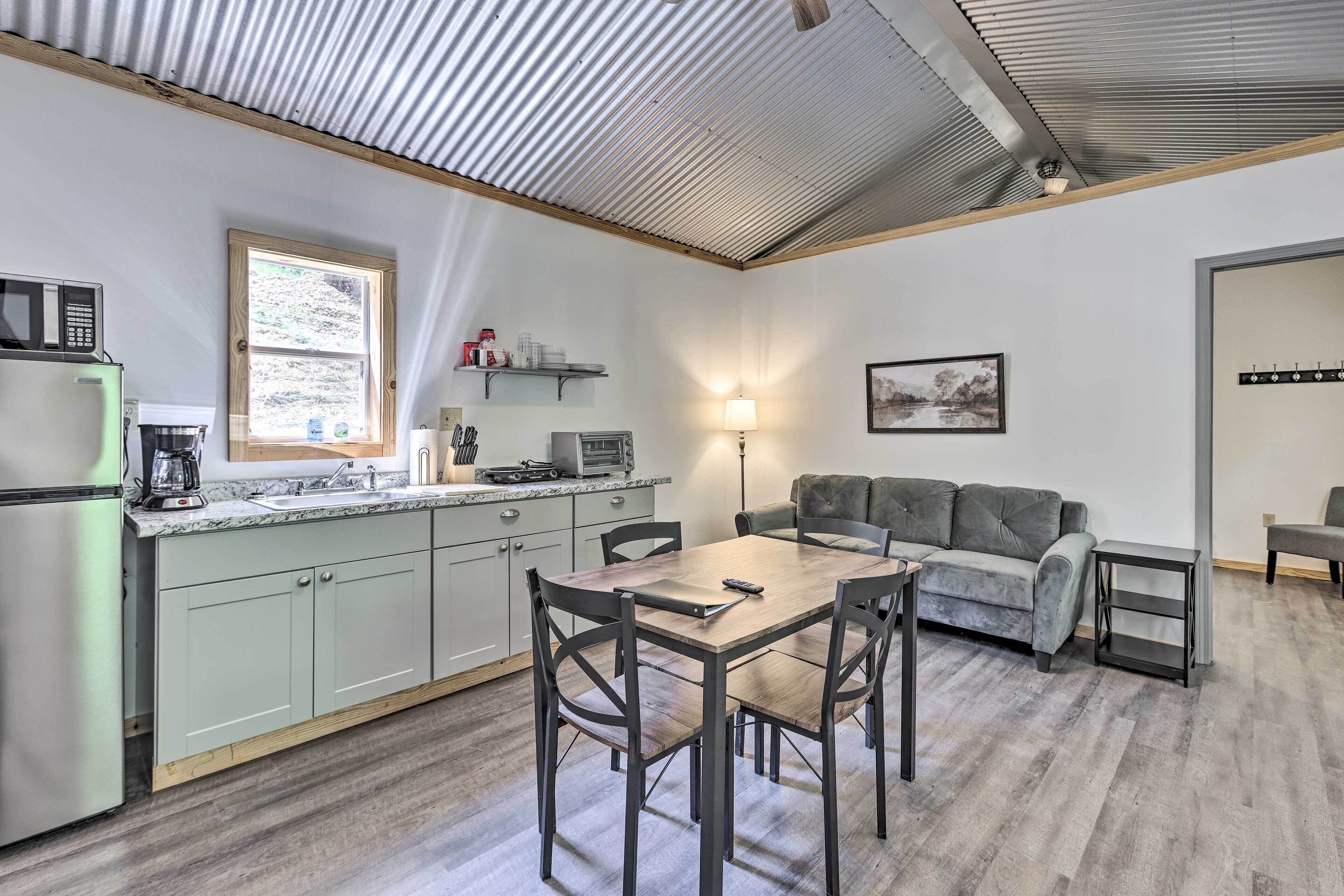 Quaint Tallassee Cabin: Stone Creek On-site!