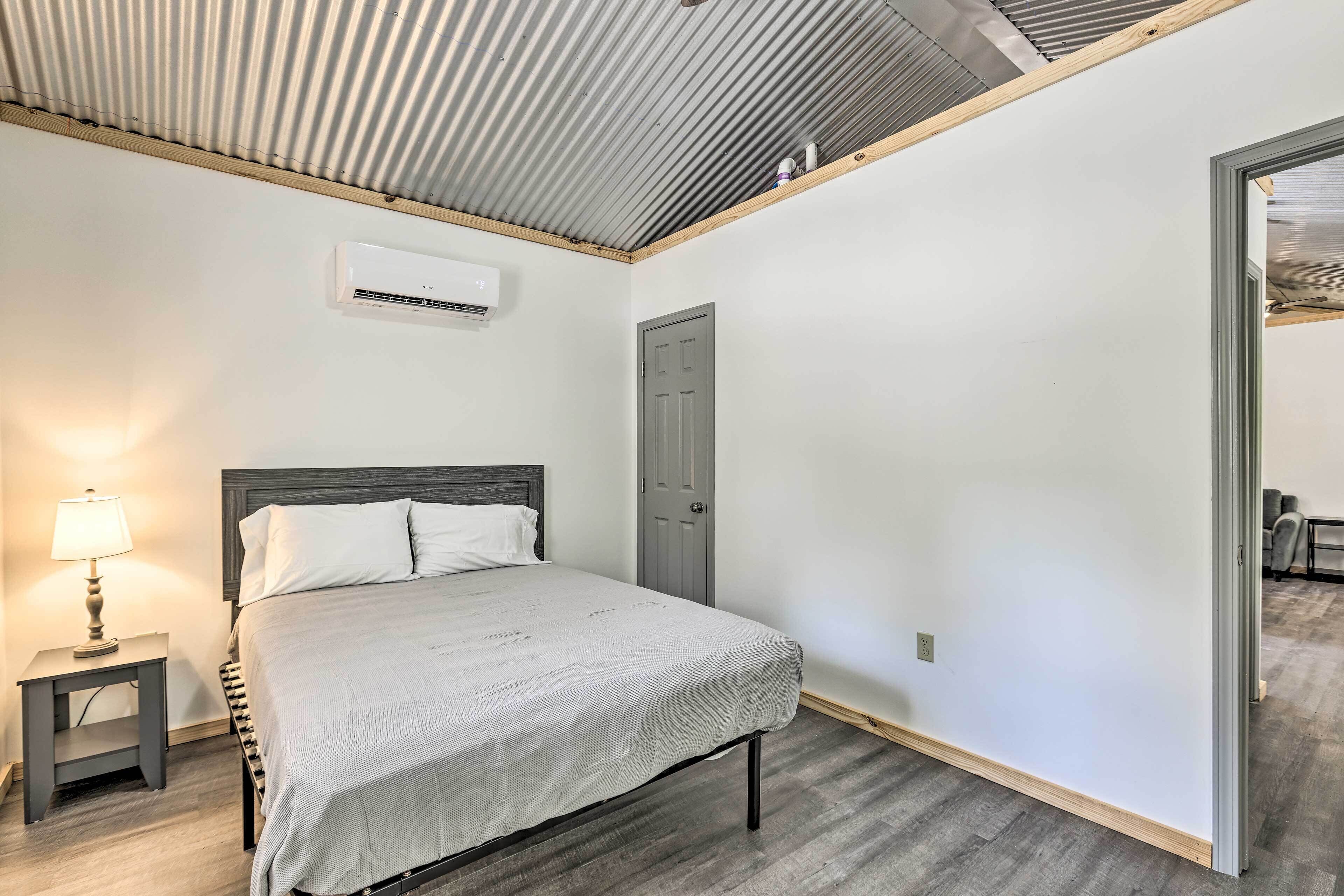 Quaint Tallassee Cabin: Stone Creek On-site!