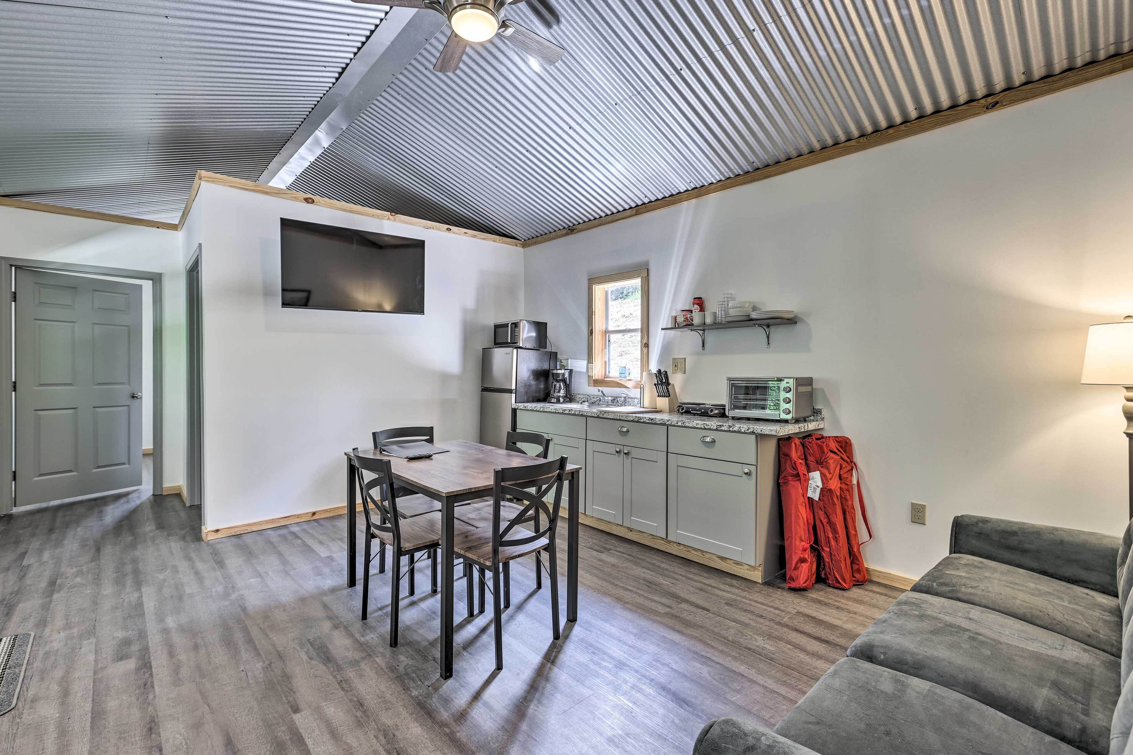 Quaint Tallassee Cabin: Stone Creek On-site!