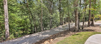 Quaint Tallassee Cabin: Stone Creek On-site!