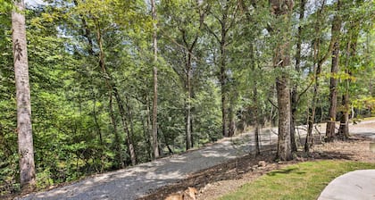 Quaint Tallassee Cabin: Stone Creek On-site!