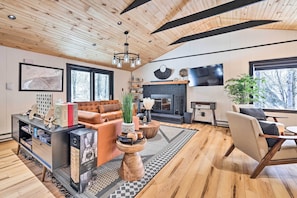 TV, fireplace - Pocono Lake Cabin w/ Hot Tub & Resort Amenities! (Pocono Lake)