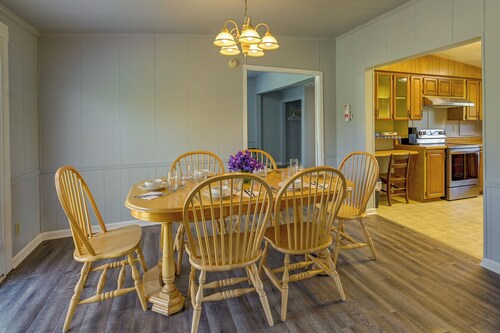 Quaint Asheboro Home ~ 1 Mi to North Carolina Zoo!
