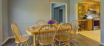 Quaint Asheboro Home ~ 1 Mi to North Carolina Zoo!