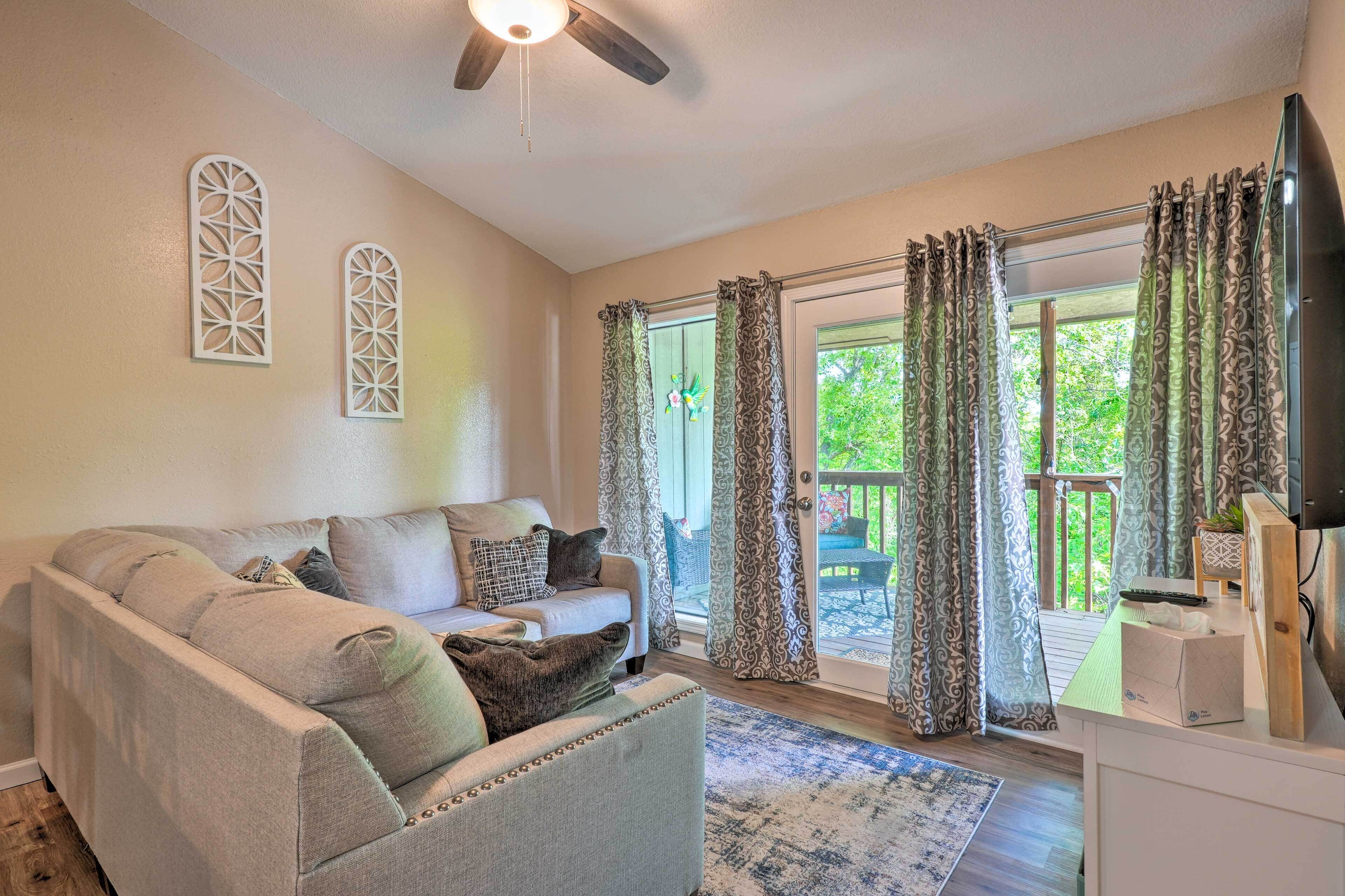 Reeds Spring Condo w/ Balcony + Pool Access!