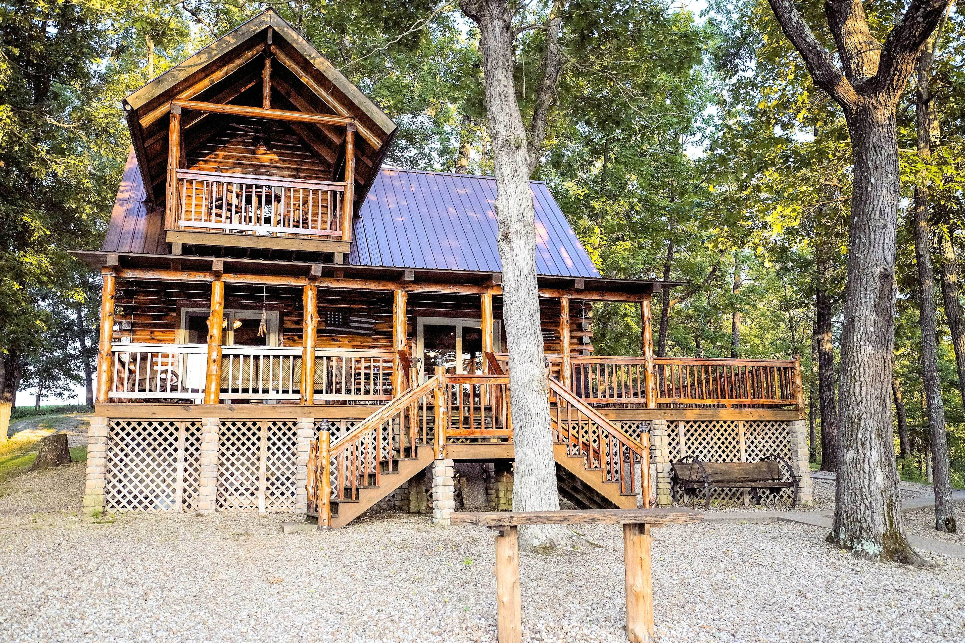 Una cabana de fusta amb un balcó i un porxo cobert.