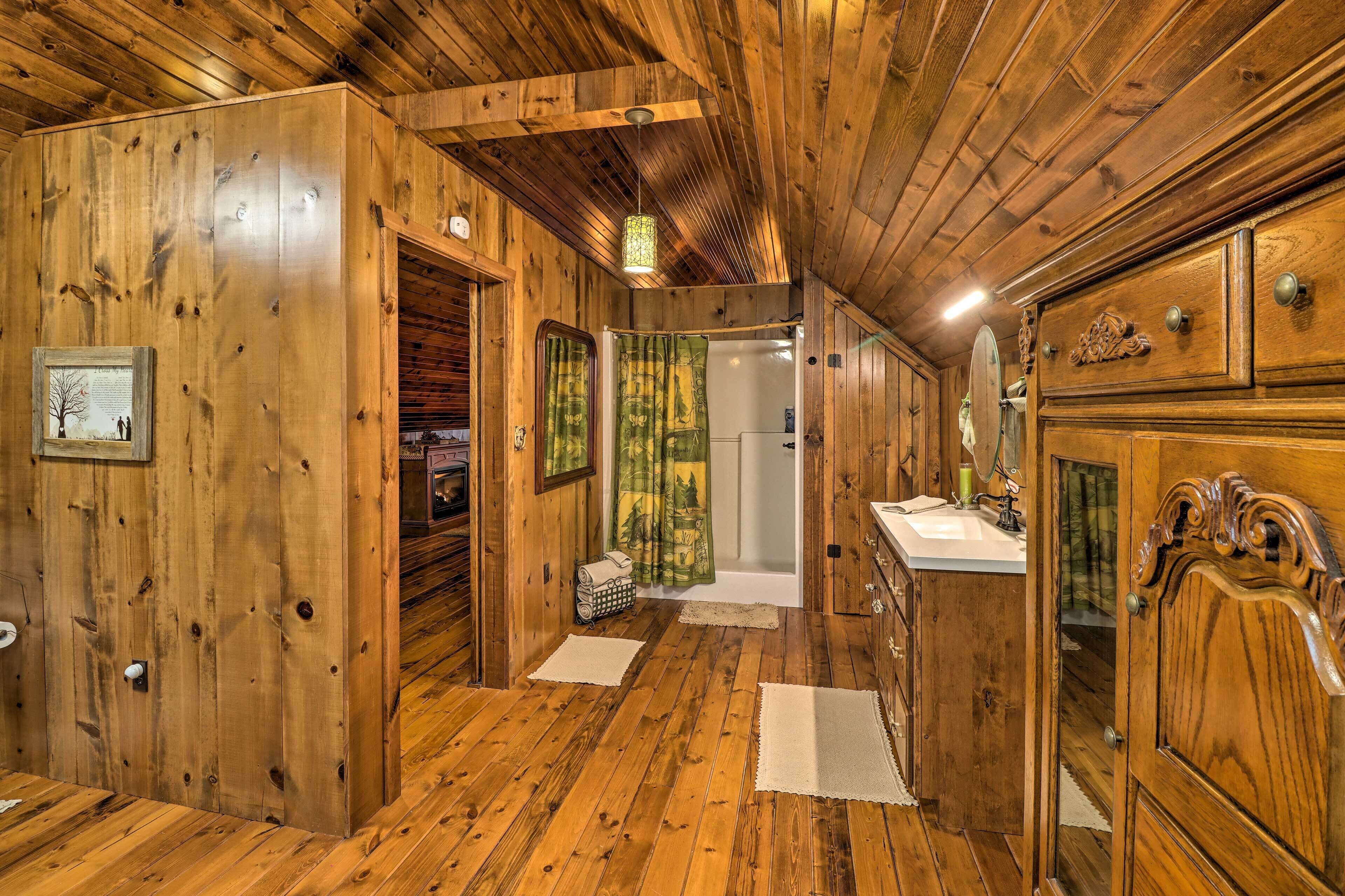 Quiet + Rustic Cabin With Fire Pit on 20 Acres!