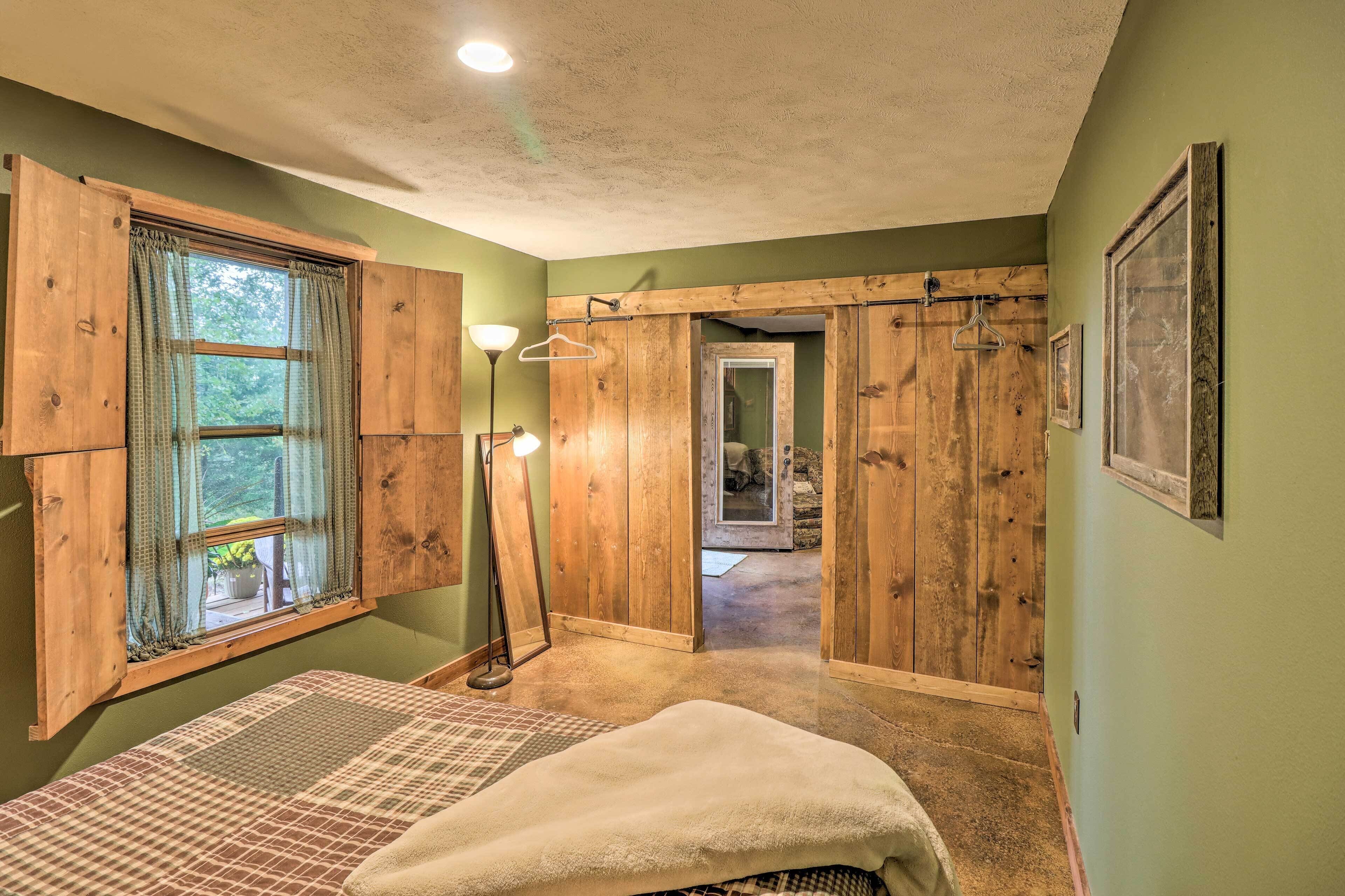 Quiet + Rustic Cabin With Fire Pit on 20 Acres!