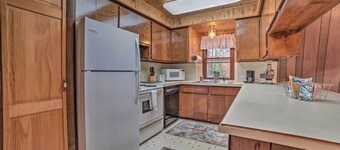 < 3 Mi to Higgins Lake: Roscommon Cabin w/ Deck