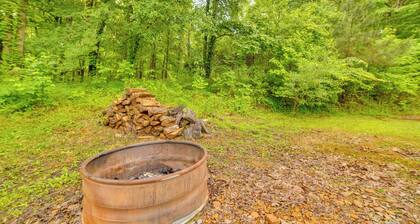 Rustic Cabin on Farm ~ 4 Mi to Kentucky Lake!