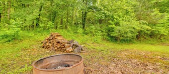 Rustic Cabin on Farm ~ 4 Mi to Kentucky Lake!