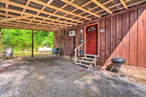 House (1 Bedroom) | Interior - Rustic Cabin on Farm ~ 4 Mi to Kentucky Lake! (New Concord)