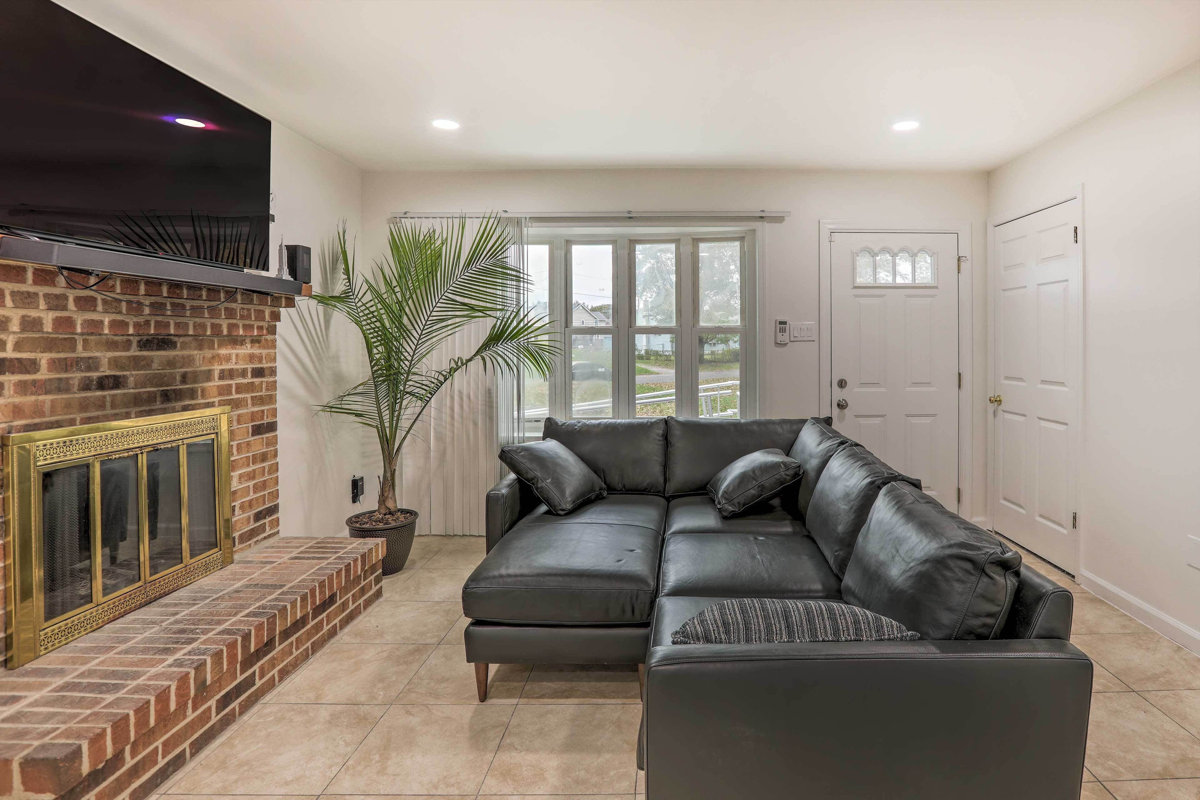 Quaint Bristol Home - Walk to Dining & Wharf!