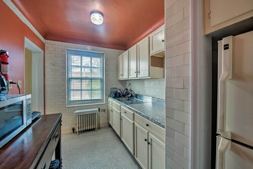 Walk to Shops, Dining & City Park: Reading Apt