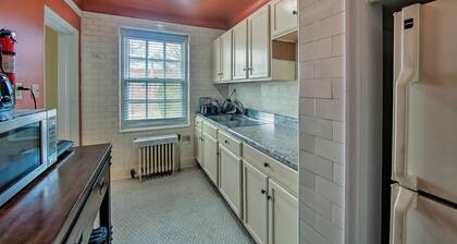 Walk to Shops, Dining & City Park: Reading Apt