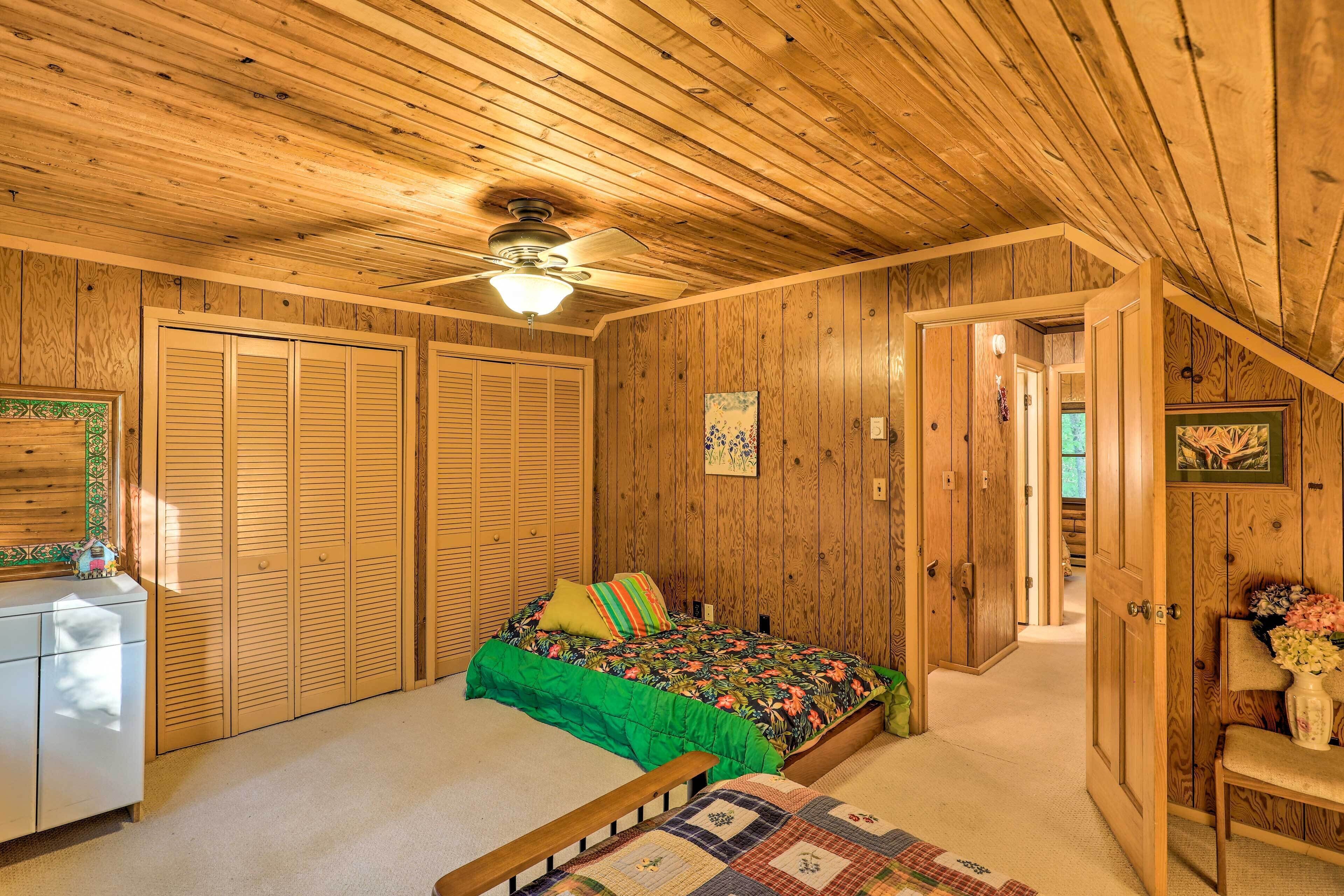 Serene Brevard Cabin ~ 7 Miles to State Forest!