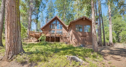 6 Mi to Yosemite National Park: Retreat w/ Deck!