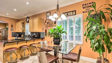 House (5 Bedrooms) | Interior