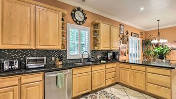 House (5 Bedrooms) | Interior