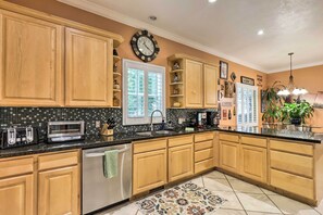 House (5 Bedrooms) | Interior