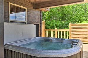 Interior - Sevierville Overlook Cabin: 9 Miles to Gatlinburg! (Sevierville)
