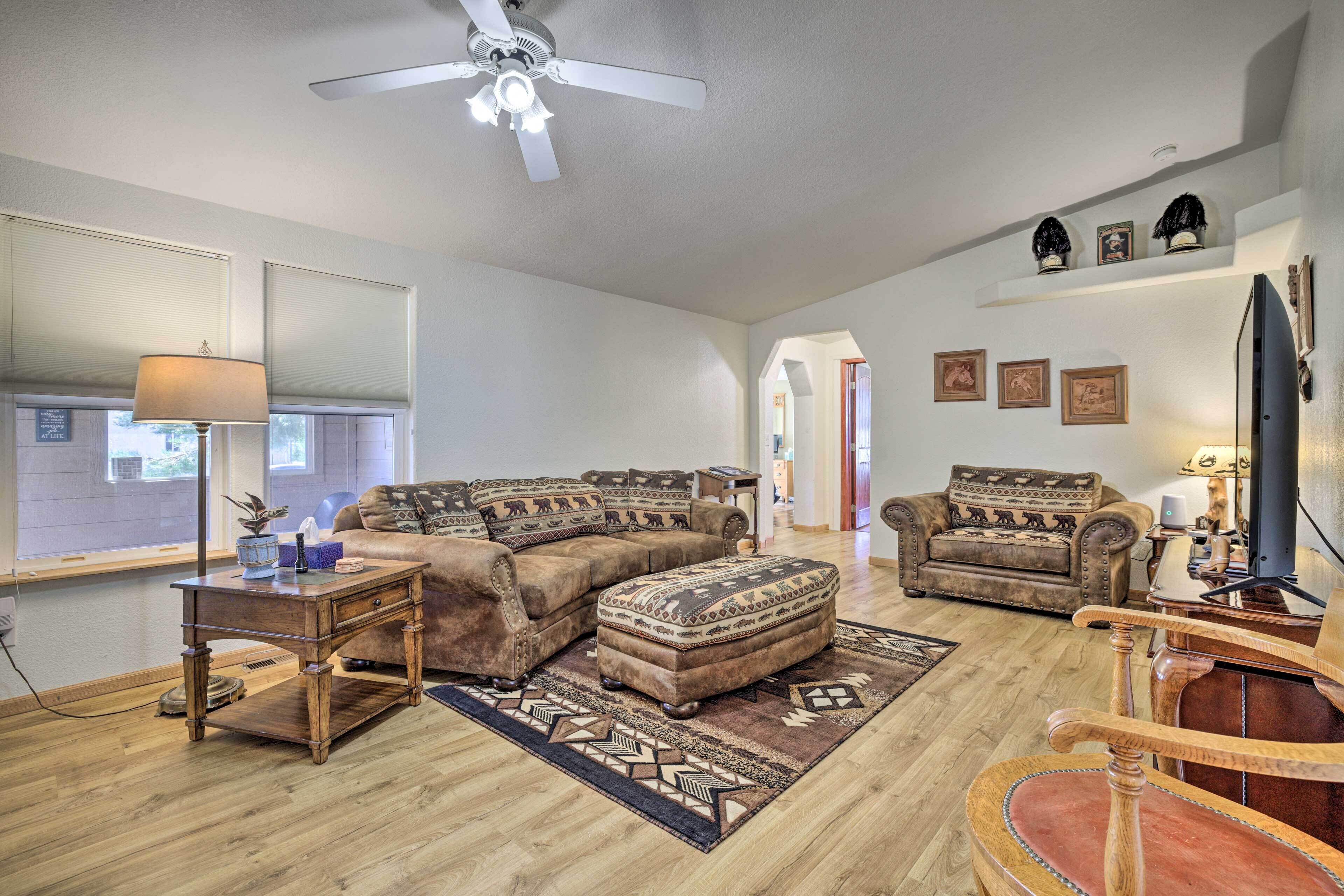 Spacious Glendo House - 1 Mi to State Park!