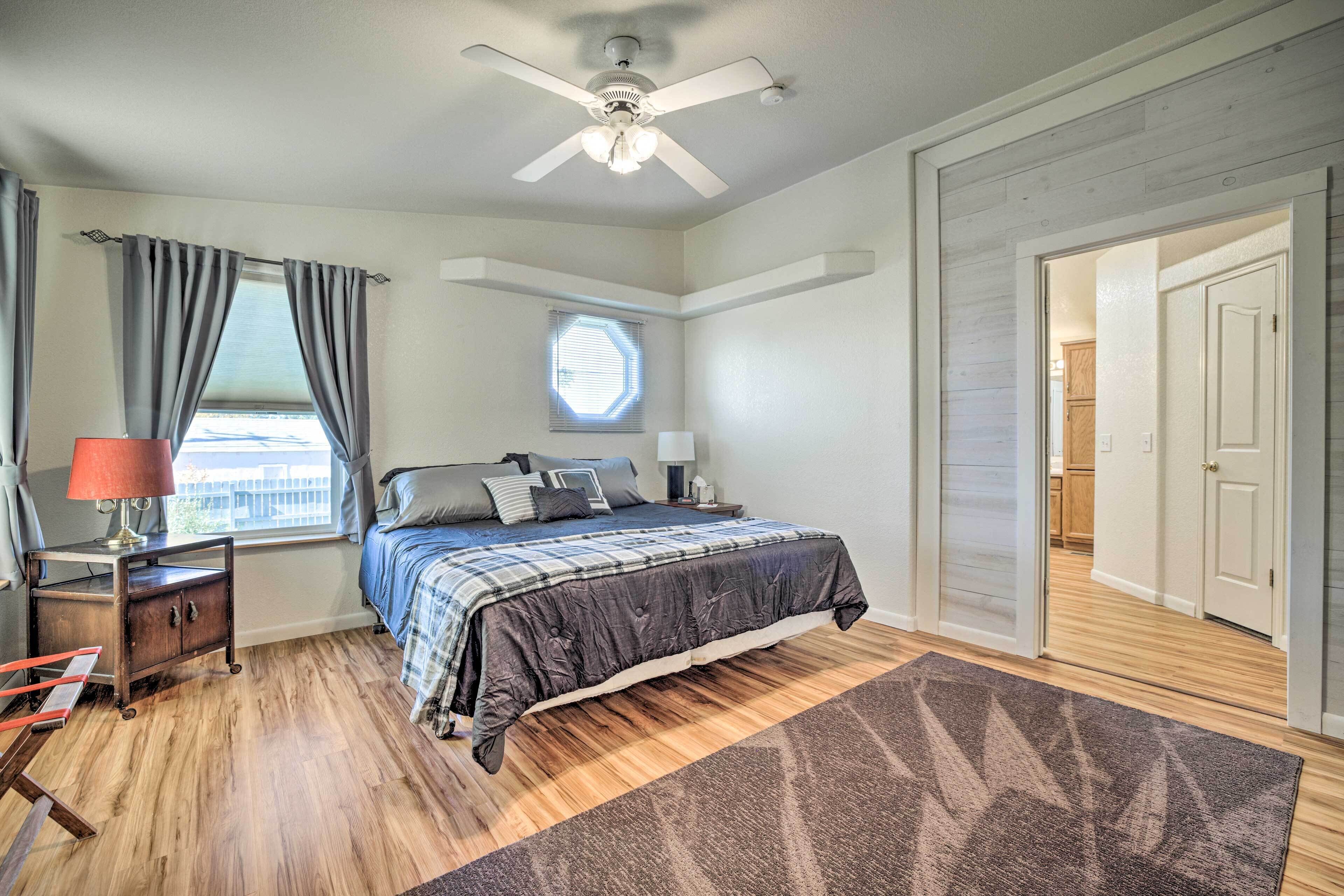 Spacious Glendo House - 1 Mi to State Park!