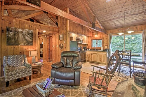 Secluded Stanardsville Cabin w/ 10 Acres & Hot Tub