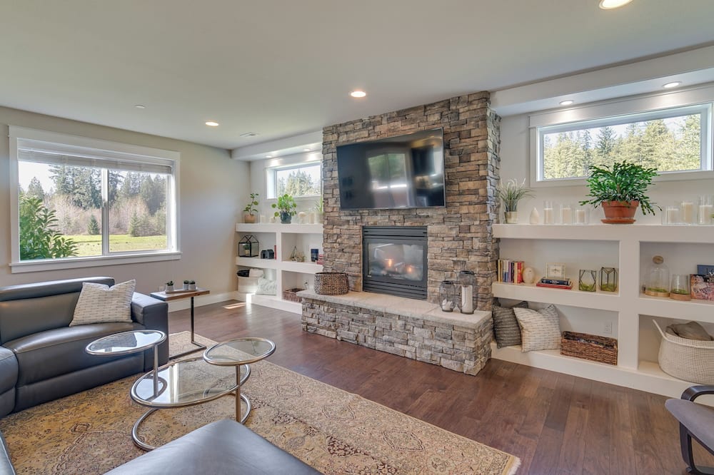 Spacious Carnation Home w/ Grill & Large Yard - Skykomish River, WA