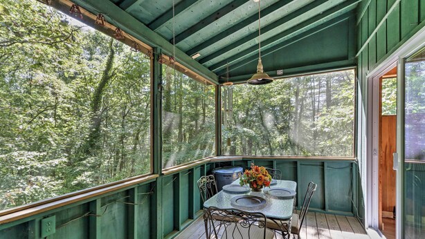 Dining - Rustic Hayesville Cabin w/ Fire Pit & Deck! (Hayesville)