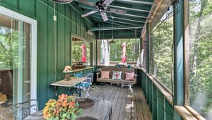 Outdoor dining - Rustic Hayesville Cabin w/ Fire Pit & Deck! (Hayesville)