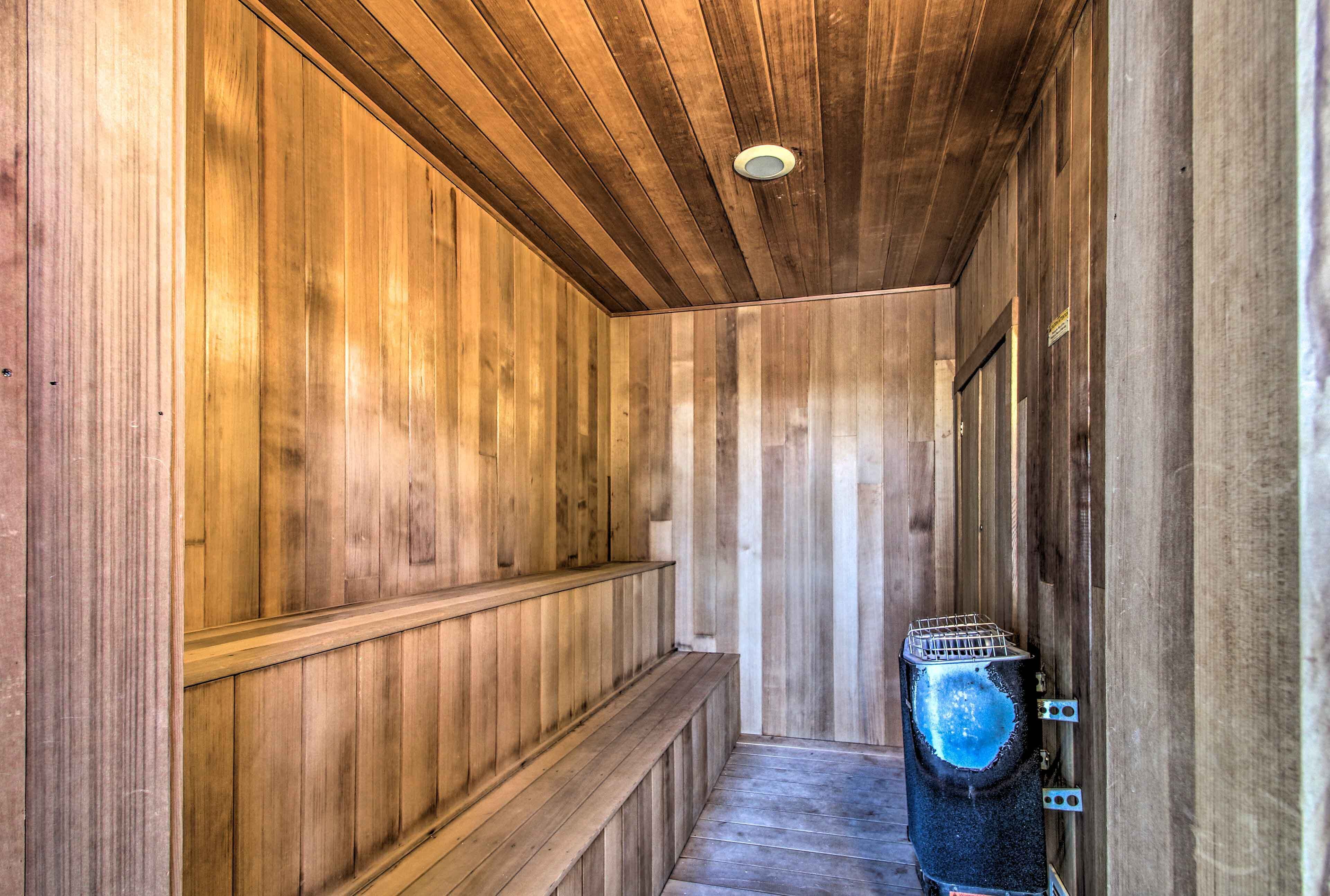 Un intérieur en bois avec un banc et un appareil de chauffage pour sauna.