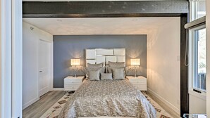 A bedroom with a large bed, two bedside tables, a headboard, and a window. - Snowmass Condo: Great Proximity to Chair Lift (Snowmass Village)