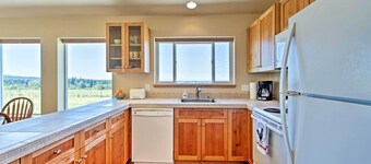 Sequim Cottage w/ Panoramic Olympic Mtn. Views!