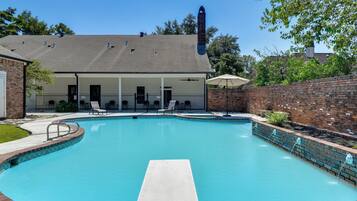 House (4 Bedrooms) | Front of property